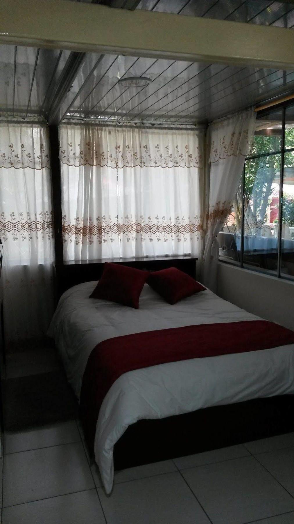 Hostal El Parque Табабела Экстерьер фото